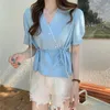 Koreanska v-nacke oregelbunden polka dot spets ihålig ut bandageg knappar toppar skjortor kvinnor mode lös avslappnad blus vit 210601