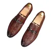 2021 Fashion Pointed Crocodile Pattern Slip på Casual Flats Oxford Homecoming Skor för män Charm Bröllopsklänning Prom Footwear