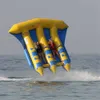 4x3m Spännande vatten Sportspel Uppblåsbara Flying Fish Boat Hard-Wearing Tower Bable Flyfish för barn och vuxna med pump