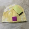 Kış Kasketleri Unisex C Örme Şapka Trendy Mektup Tasarımcısı Kafatası Kapaklar Boonet Kravat Boyalı Tığ Şapka Tıknaz Örgü Kap Açık Sıcak Beanie Künye Yapışkanlı Etiket Hediyeler
