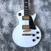 La guitarra eléctrica personalizada con el color blanco y el hardware de oro hacen Guitarra de alta calidad.