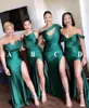 2023 Modesto Verde Esmeralda Lateral Dividido Vestidos de Dama de Honra Sexy Vestidos de Festa de Casamento Diferença Decote Vestido de Dama de Honra Barato Feito Sob Medida GW0210
