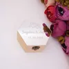 Hexagon Shape Acrylic Spegel Cover Box med hjärtan Anpassad Namn Datum Party Present Trä Boxar Bröllop Candy Holder Display Dekor 210724