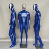 Trevlig blå manlig mannequin stil sportmodell på kampanj