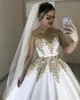 2021 Luksusowy Bling Dubai White A Line Suknie Ślubne Bridal Formalne Suknie Sheer Długie Rękawy Off Ramię Bateau Neck Appliqued Sparkly Glitter Gold Cekiny Koronki