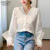 Höst Vit Skjorta Kvinnor Plus Storlek Långärmad V-Neck Koreansk Lace Vintage Blusar Casual Loose Womans Toppar Blusas 11127 210508