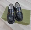 zapatos oxford de cuero negro de la mujer