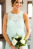 2021 Mint Green Lace Country Bridesmaids Dresses Long Sheer Jewel Neck Chiffon Bröllop Gästklänning Golvlängd Billiga Maid of Honor Gowns