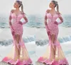 Berta Sexy Arabo See Guarda Attraverso Abiti da sera Mermaid con a maniche lunghe Sheer Gewy Neck Pavimento lunghezza Pageant Dimensioni abito rosa