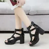 Sandaler Lyxig Kvinnor Square High Heeled Peep Toe Gladiator Sandalias Patent Läder Sommarhöjning Plattform Eleganta Skor