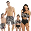 Vêtements assortis rayé ananas imprimé maillots de bain mère fille maillots de bain papa fils maillot de bain famille look tenues 210417