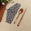 2 teile/satz Tragbare Holz Essstäbchen Löffel Geschirr Set mit Floral Stoff Pack Taschen