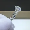 Inbeaut Przyjazd polerowany 925 Silver Platinum Plated 2-3 CT Pass Diament Test Okrągły Doskonały Cięcia Muissanite Pierścień Teen Girl