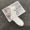 Chaussettes pour hommes 21SS Chaussettes de mode pour hommes Motif de lettres Chaussette pour garçons Hiphop Street Style pour la course à pied Sports Respirant Bas actif 2 couleurs Taille libre Ins Hothw6b