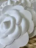 Dekoracyjny biały kwiat do fotografii materiał opakowaniowy kamelia akcesoria do majsterkowania 7.3x7.3cm samoprzylepna kamelia Fower Stick do pakowania w butikach