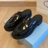 Bas Pantoufle Femmes Sneaker Chaussures En Caoutchouc Noir Brillant En Cuir Designer Épais Tête Pointue Chaussures Baskets Plate-Forme Chunky Mocassins Rond Monoli Qnhw