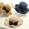 Cappello di paglia di Bowknot delle donne di estate Cappello di protezione solare increspato di modo della protezione solare di vacanza Cappellini di viaggio all'aperto di colore solido Cappelli a tesa larga casuali