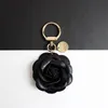 سلاسل المفاتيح Lanyards Camellia Flower Keyrings Bag سحر PU الجلود القلادة سلاسل مفاتيح السيارة الإكسسوارات أسود أبيض وردة حلقات مفاتيح الحلقات الحلقات للنساء 0