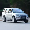 132 Legering Diecast Metal SUV -bil för Mitsubishi Pajero Collectible Model Collection Pull Back Toys With Soundlight3115587