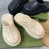 Designer sandaler perforerade tofflor plattform glida ihåliga mönster tofflor tjocka botten glider transparent material sandal gummi lägenheter tofflor