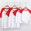 Sommarfamilj ser matchande outfits t-shirt kläder mor far son dotter barn baby rompers ren färg 210521