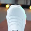 キッズスニーカー子供ベビーガールズボーイズレターメッシュ Led 発光靴下スポーツランスニーカー靴 Sapato Infantil ライトアップ靴 H0828