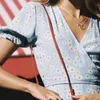 V-образным вырезом ромашки для печати летнее платье женщины Sash Wrap Floral Chic Beach Short Boho повседневная мини 210427