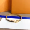 Toptan Tasarımcı V Kolye Charm Bilezik Avrupa Amerika Moda Stil Lady M61084 Titanyum Çelik Kazınmış Mektup Kaplama Altın Kolye Kalp Kolye Jewelss