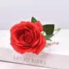 Cheap Único Rosa Vermelha Rosa Rosa Artificial Wedding Flor Enviar Decorações Do Partido Da Namorada Casa Decore Flores Pequenas Flowing Decor Y0630