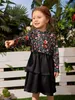 Kleinkind-Mädchen-Kleid mit Blumendruck und Stehkragen und mehrlagigem Saum