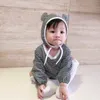 Vår Höst Spädbarn Barn Bomull Striped Långärmad Bodysuit med Söt Little Ear Hat Koreansk stil Outfits 210508