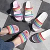 Chinelos de Chinelos de Verão das Mulheres Arco-íris Legalhado Chinelos Flip Flops Fora Sandálias e Chinelos FS21S69 Q0508
