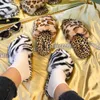 Gai gai gai tjej fluffy päls tofflor damer inomhus varm päls flip flop svart vit leopard tryck plysch glider qq808 210625