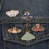 Kvinnor Insektserier Kläder Broscher Butterfly Moth Model Drop Oil Pins Europeiska legering Moon Eye Eyamel Cowboy Ryggsäck Badge Jewel201m