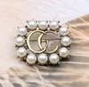 Berömda designmärke Luxurys Desinger Brosch Women Rhinestone Pearl Letter Brosches Suit Pin Fashion Jewelry Clothing Decoration Accessories