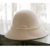 Skąpe brzeg kapelusze fs białe koraliki siatkowe kapelusz fedoras fedoras dla kobiet w stylu brytyjski bankiet ślub dama cape czapka
