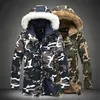 Klasyczne style plus aksamitne zimowe kurtka mężczyźni M-5xl moda kamuflaż parkas men płaszcze wojskowe gęstwy płaszcze z futrzanym kapturem WI