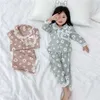 春の赤ちゃんパジャマはピンクの青いデイジーレースの襟の家のスーツの睡眠誓いの子供服E5032 210610