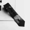 男性メンズオリジナルデザインプリント個人性ギフトネクタイ猫星空刺繍ネクタイを見上げている