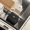 슈퍼 멋진 간단한 배낭 여자 체인 스트랩 복고 스타일 황금 금속 검정색 흰색 고품질 가죽 bookbag 디자인 가방