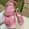 Lyxig designer kvinnor sandaler 2021 Mode sommar rosa lägenheter strand tofflor kvinna utomhus casual glides resa skor