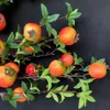 Eine künstliche Granatapfel-Fruchtstiel-Grünpflanze mit 7 Köpfen, rot-orange Früchte, Baumzweig für Hochzeiten, Tafelaufsätze, Zuhause, Partys, Geschäfte, Blumendekoration