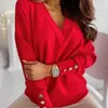 Temperament Femme V-Neck Sweter z dzianiny Elegante Kobiety Casual Luźny Długi Rękaw Przycisk Red Decoration Pulls Automne Hiver 210604