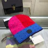 비슷한 2022Fashion Mens Beanie 니트 모자 여성 스포츠 편지 패턴 두개골 모자 겨울 양모 모자 캐주얼 두 스타일