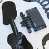 Chitarra elettrica con tastiera in palissandro, hardware nero, teschio bianco, 2 pezzi di pickup EMG, chitarra con corpo in mogano massiccio