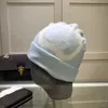 Luxurys Cappello lavorato a maglia Berretto da berretto da uomo Cappelli aderenti da uomo Unisex per lettere scozzesi in cashmere Cappellini con teschi casual Moda all'aperto Alta qualità 4 Colori 5A
