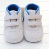 طفل أول مشاة عالية الجودة للأطفال أحذية رياضية حديثي الولادة الفتيات الناعم الناعم الوحيد للأحذية الصغار أطفال الأطفال قبل الولادة أحذية عرضية 303 سنة