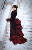 Svarta och vinröda gotiska bröllopsklänningar Långärmade viktorianska blommig promenaddräkt i spets, livlig kjol och sammetsjacka Brudklänningar