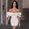 Gratis Kvinnor Vit Satin Mini Klänning Sexig Off-Shoulder Pläterad Bodycon Halter Club Celebrity Party Vestidos 210524