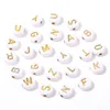 500pcs/lote 7mm Gold White Spacer Charme Minchações de letra acrílica Letra A-Z Alphabet Fit para colar de pulseira Diy Jóias